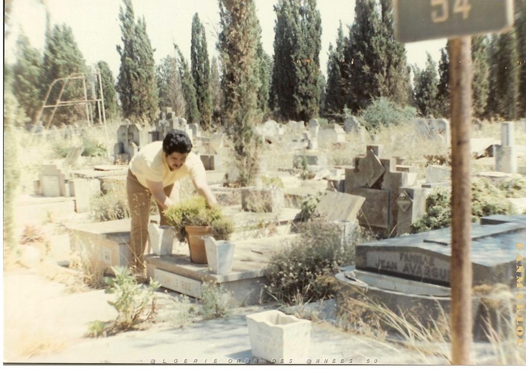 ORAN 10 2005 065 CIMETIERE DE TAMAZHOUET TOMBE D ANTOINE RUIZ MON ONCLE DECEDE A 14 ANS 1985 UN AMI FAIT UN TOUR SUR LA TOMBE.jpg